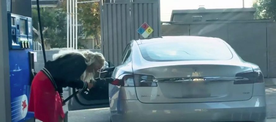 Γυναίκα προσπαθούσε να βάλει καύσιμο σε ηλεκτροκίνητο αυτοκίνητο (video)