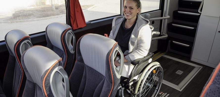 Μπορούν άτομα με αναπηρία να επιβιβαστούν σε λεωφορείο;