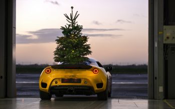 Αντέχει ένα χριστουγεννιάτικο δέντρο πάνω στη Lotus Evora GT410; (video)