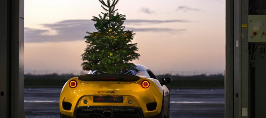 Αντέχει ένα χριστουγεννιάτικο δέντρο πάνω στη Lotus Evora GT410; (video)