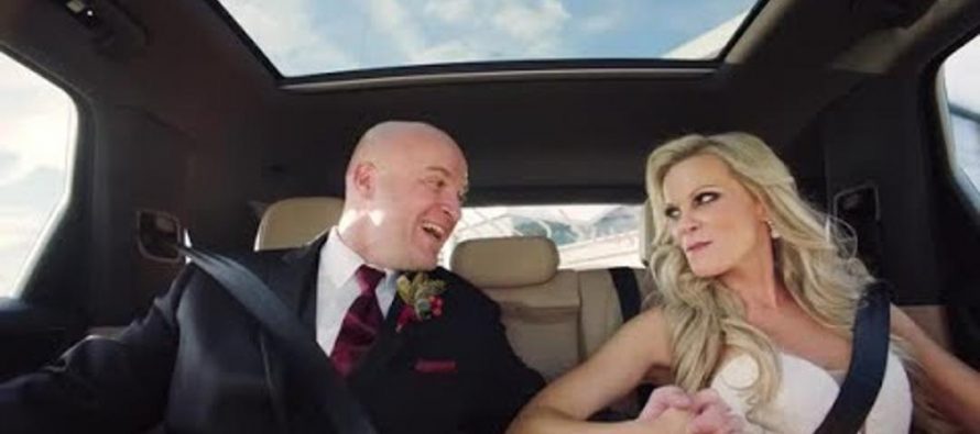 Ο πιο γρήγορος γάμος έγινε μέσα σε μια Porsche Cayenne (video)