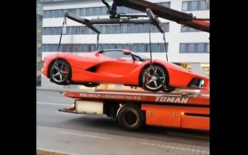 Δείτε το γερανό να σηκώνει μια Ferrari (video)