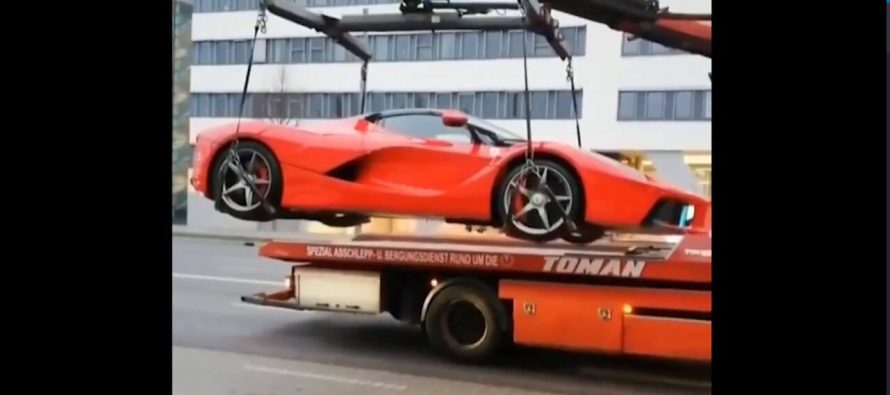 Δείτε το γερανό να σηκώνει μια Ferrari (video)
