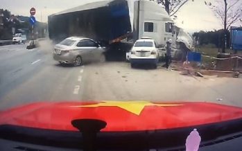 Φορτηγό εκτός ελέγχου παραλίγο να καταπλακώσει μια γυναίκα με το παιδί της (video)