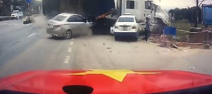 Φορτηγό εκτός ελέγχου παραλίγο να καταπλακώσει μια γυναίκα με το παιδί της (video)