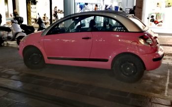 Το αυτοκίνητο της ημέρας: Ένα ροζ Citroen C3 Pluriel στον Πειραιά