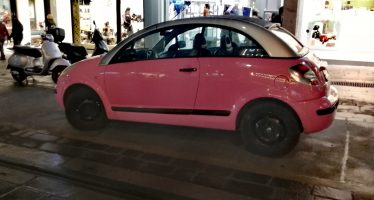 Το αυτοκίνητο της ημέρας: Ένα ροζ Citroen C3 Pluriel στον Πειραιά