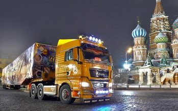 Στη Μόσχα έφτασε χριστουγεννιάτικο δέντρο 27 μέτρων με φορτηγό της MAN