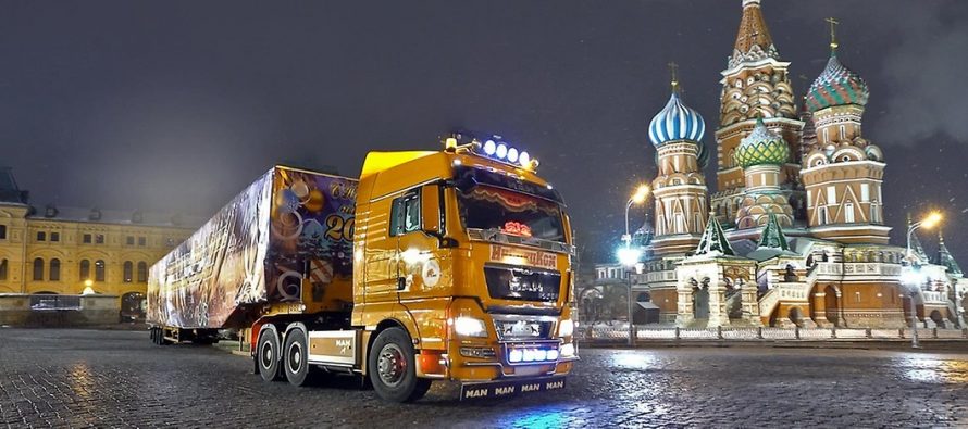 Στη Μόσχα έφτασε χριστουγεννιάτικο δέντρο 27 μέτρων με φορτηγό της MAN