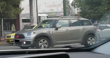Το αυτοκίνητο της ημέρας: Ένα στολισμένο MINI Countryman στην πλατεία Καραϊσκάκη
