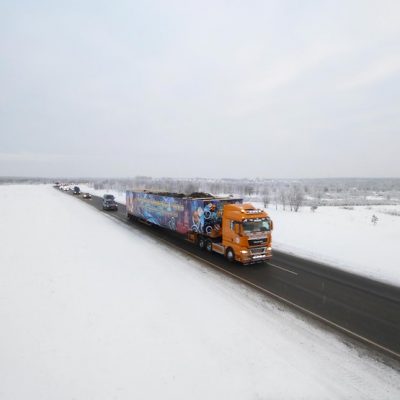 P_Truck_EOT_MAN_TGX_Christmas_Tree_Moscow_03_width_740