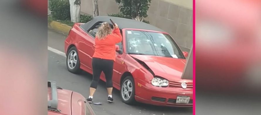 Οξύθυμη οδηγός σπάει το αυτοκίνητο που την τράκαρε (video)