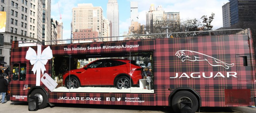 Δείτε τη Jaguar E-Pace μέσα στην πρώτη κινητή βιτρίνα του κόσμου (video)