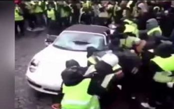 Τα «κίτρινα γιλέκα» αναποδογυρίσανε μια Porsche 911 Cabriolet (video)