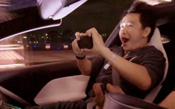 Οι αντιδράσεις συνοδηγών στην αστραπιαία επιτάχυνση του Tesla Roadster (video)