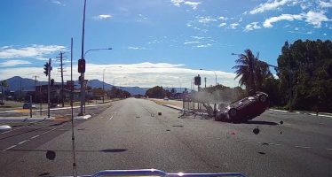 Οδηγός αποκοιμήθηκε και κατεδάφισε φανάρι (video)