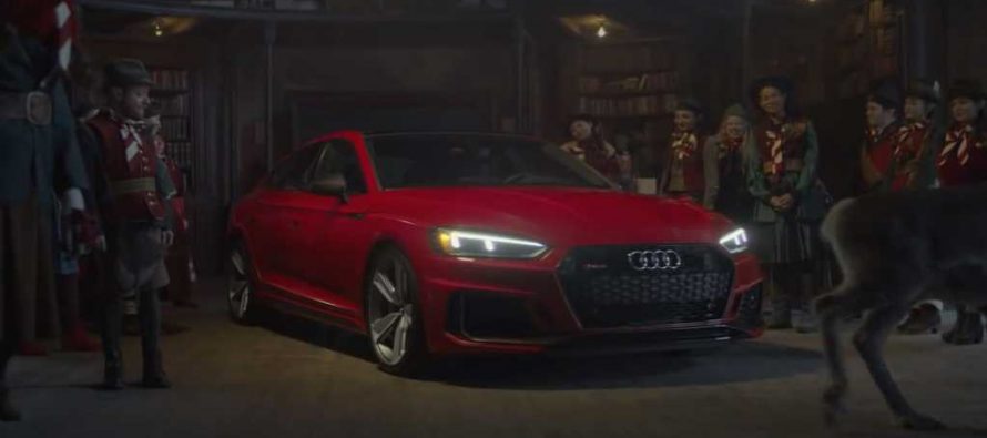 Ο Άι Βασίλης παίρνει δώρο ένα Audi RS5 Sportback (video)