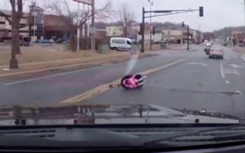 Άνοιξε η πόρτα του αυτοκινήτου εν κινήσει και το παιδί έπεσε στην άσφαλτο (video)