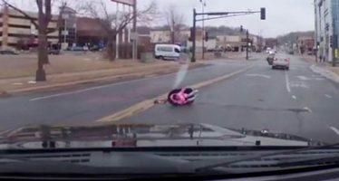 Άνοιξε η πόρτα του αυτοκινήτου εν κινήσει και το παιδί έπεσε στην άσφαλτο (video)