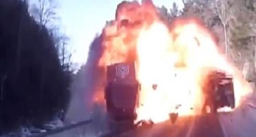 Στις φλόγες τυλίχτηκε ένα Jeep μετά από μετωπική σύγκρουση με φορτηγό (video)