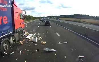 Φορτηγό πέφτει σε τροχόσπιτο και το κάνει κομμάτια (video)