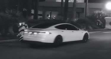Αυτόνομο Tesla Model S χτύπησε και εγκατέλειψε ένα ρομπότ (video)