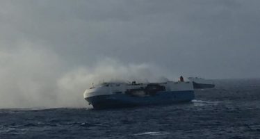 Φωτιά σε πλοίο που μεταφέρει 3.800 Nissan (video)