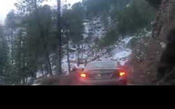 Αυτοκίνητο έπεσε σε χαράδρα ενώ ο οδηγός ήταν καθισμένος στο παράθυρο (video)