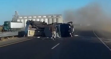 Ένα Jeep Wrangler ανετράπη εξαιτίας του τροχόσπιτου που ρυμουλκούσε (video)
