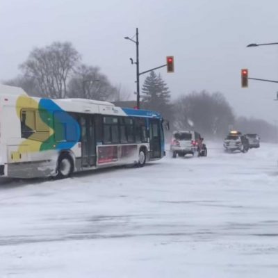 suvs-pulling-bus-stuck-in-snow (1)