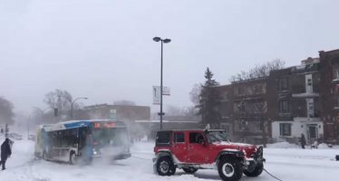 Τρία SUV χρειάστηκαν για να βγει ένα λεωφορείο από το χιόνι (video)