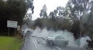 Φορτηγό απέφυγε τρία αυτοκίνητα μόλις αυτά συγκρούστηκαν (video)