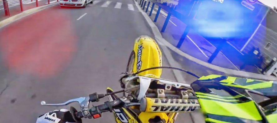 Κάμερα σε κράνος μοτοσικλετιστή κατέγραψε την καταδίωξη και τη σύλληψη του (video)