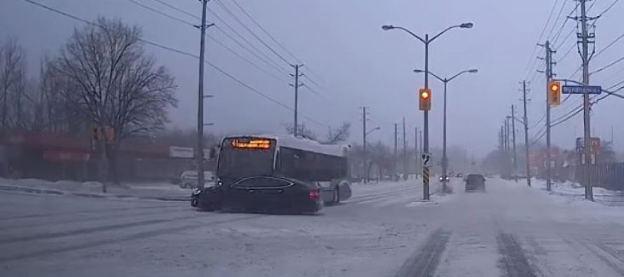 Οδηγός λεωφορείου δεν είδε το κόκκινο φανάρι και εμβόλισε ένα Tesla (video)