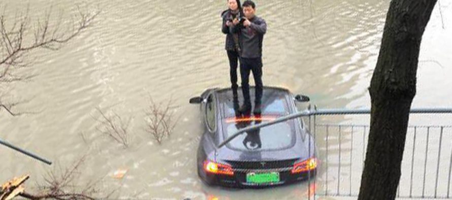Αυτό το Tesla Model S επιτάχυνε μόνο του και βούτηξε σε λίμνη