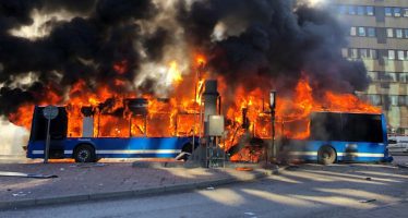 Έκρηξη και πυρκαγιά σε λεωφορείο από το φυσικό αέριο (video)