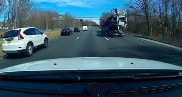 Έκανε “cabrio” το αυτοκίνητο περνώντας κάτω από γέφυρα (video)