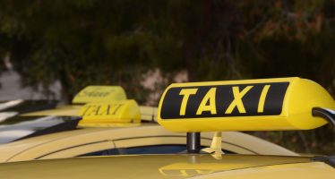 Συνελήφθησαν οδηγοί ταξί με «πειραγμένες» ταμειακές και πλαστές άδειες (video)