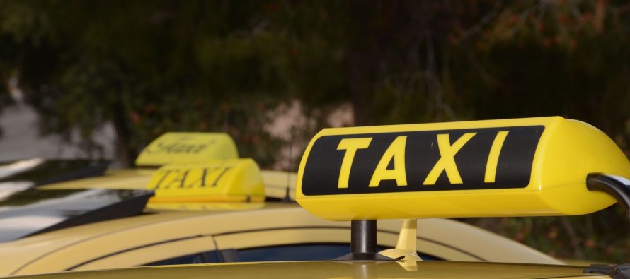 Συνελήφθησαν οδηγοί ταξί με «πειραγμένες» ταμειακές και πλαστές άδειες (video)