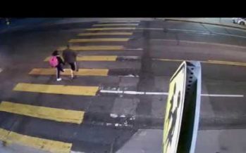 Πατέρας έσωσε την κόρη του από αυτοκίνητο λίγο πριν την παρασύρει (video)