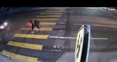 Πατέρας έσωσε την κόρη του από αυτοκίνητο λίγο πριν την παρασύρει (video)
