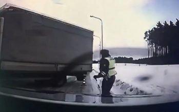 Αστυνομικός παραλίγο να καταπλακωθεί από φορτηγό (video)