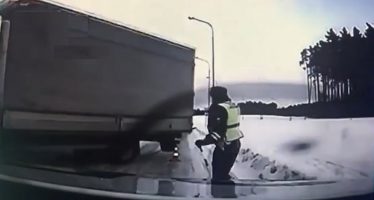 Αστυνομικός παραλίγο να καταπλακωθεί από φορτηγό (video)