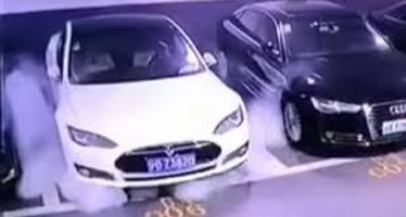 Μυστηριώδης πυρκαγιά ξέσπασε σε σταθμευμένο Tesla Model S (video)