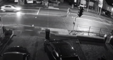 Για να αποφύγει ένα παιδί με ποδήλατο έπεσε πάνω σε πινακίδα (video)