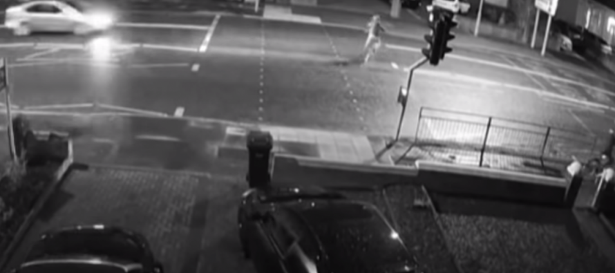 Για να αποφύγει ένα παιδί με ποδήλατο έπεσε πάνω σε πινακίδα (video)