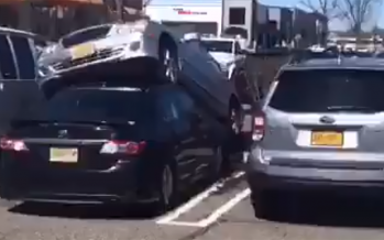 Θέση στάθμευσης στην οροφή ενός Toyota βρήκε αυτή η Mercedes (video)