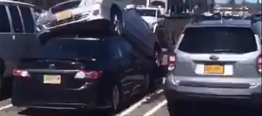 Θέση στάθμευσης στην οροφή ενός Toyota βρήκε αυτή η Mercedes (video)