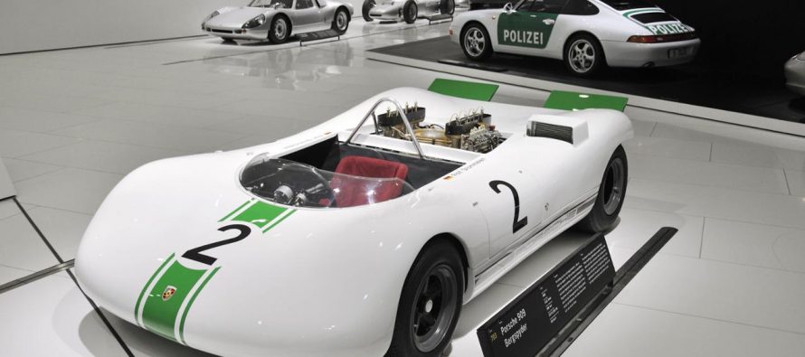 Νυχτερινή ξενάγηση στο μουσείο της Porsche (video)