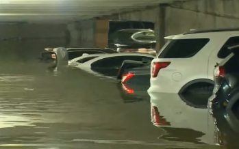 Δεκάδες αυτοκίνητα «πνίγηκαν» μέσα σε πάρκινγκ (video)